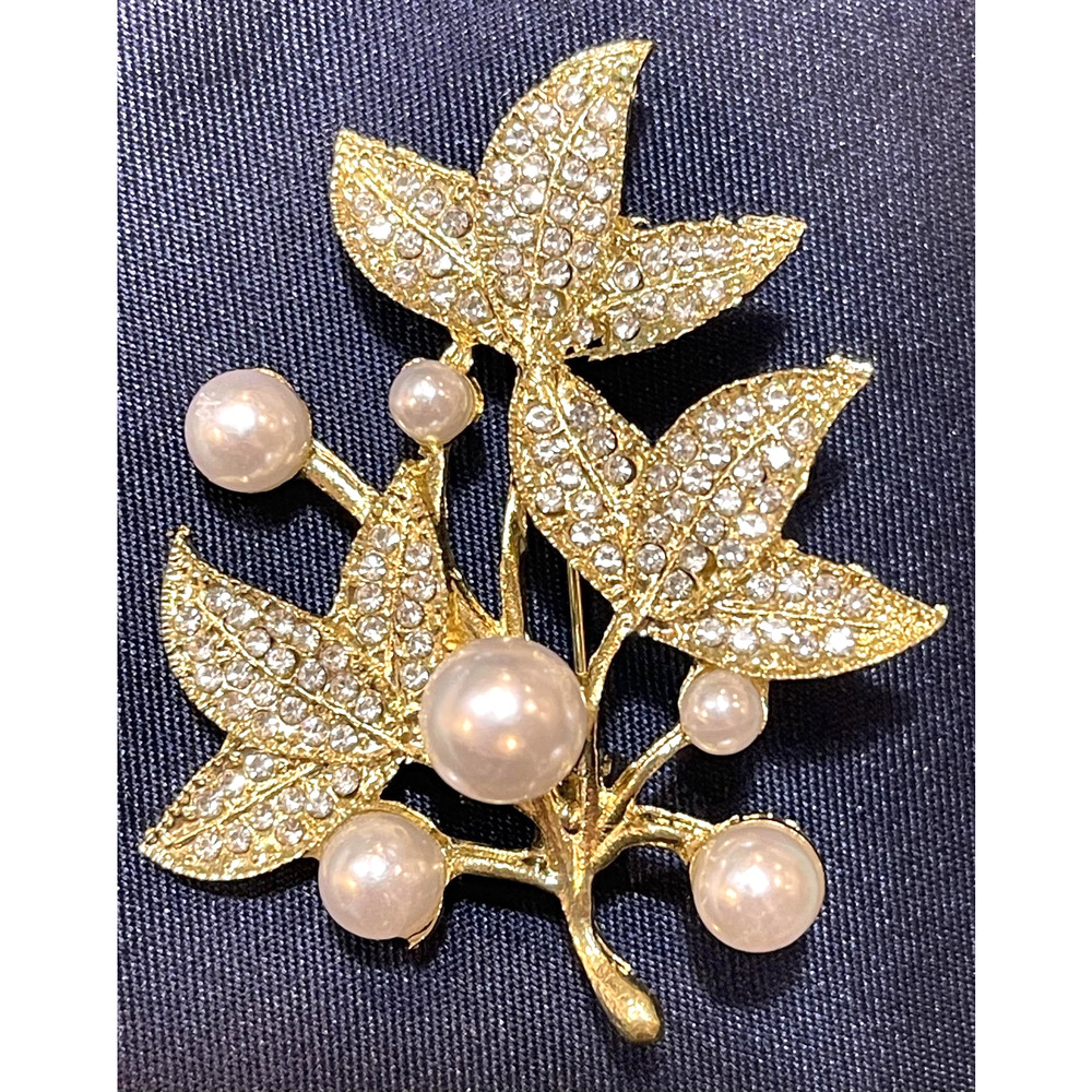 NWOT Yellow Gold Toned Leaf Brooch Lapel Pin Faux Pearl Rhinestone Crystal